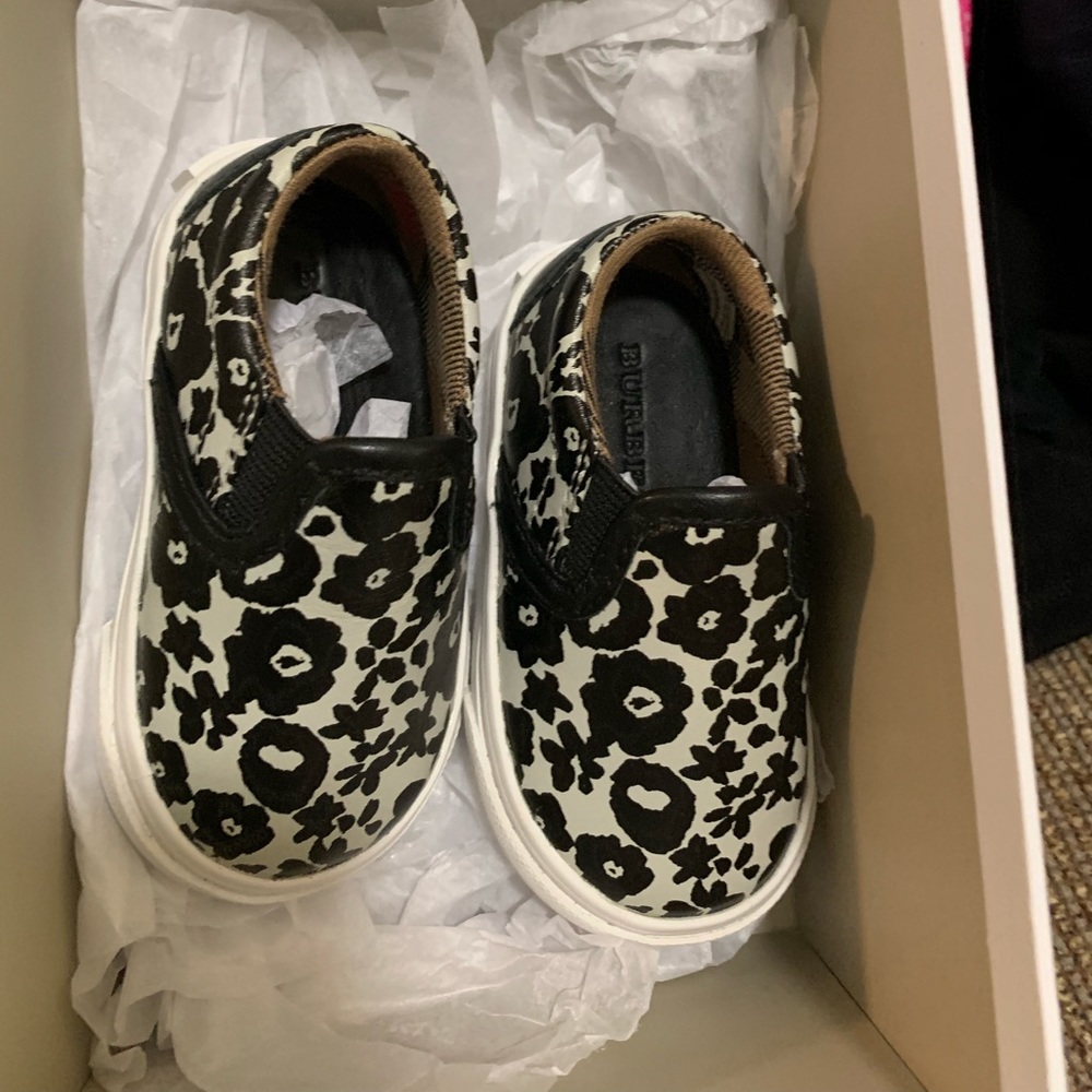 Burberry Baby Shoes equals to size 2/3